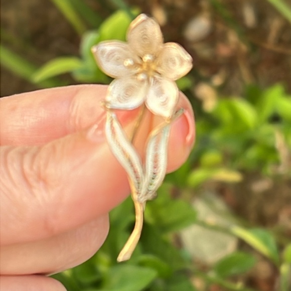 Vintage Floral Filigree Brooch - Picture 13 of 17